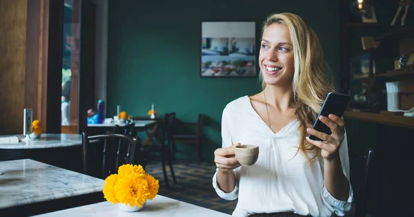Vrolijke Vrouw Witte Blouse Genieten Van Een Kopje Warme Koffie — Stockfoto