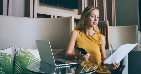 Concentrated Female Entrepreneur Elegant Clothing Checking Documents Using Smartphone While — Stock Photo, Image