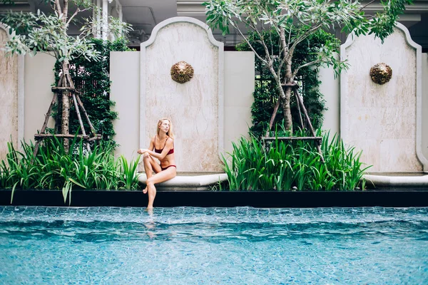 Zijaanzicht Van Slanke Vrouw Bikini Zittend Aan Het Zwembad Met — Stockfoto