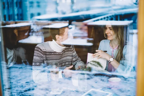 Seitenansicht Durch Das Fenster Von Fröhlichen Frauen Und Männern Lässiger — Stockfoto