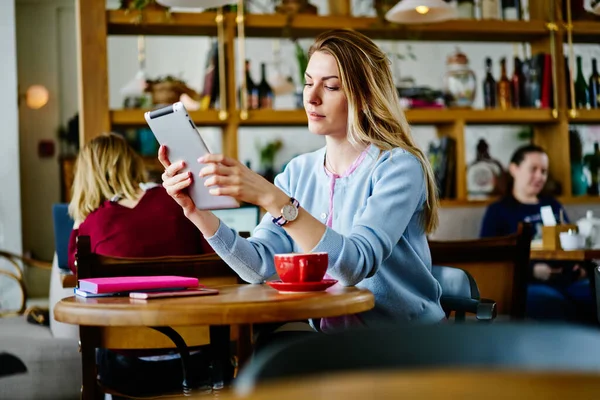 Junge Schöne Frau Lässiger Kleidung Lesebuch Auf Tablet Eingetaucht Sitzt — Stockfoto