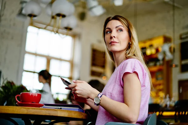 Dal Basso Pensoso Giovane Signora Con Capelli Biondi Abiti Casual — Foto Stock