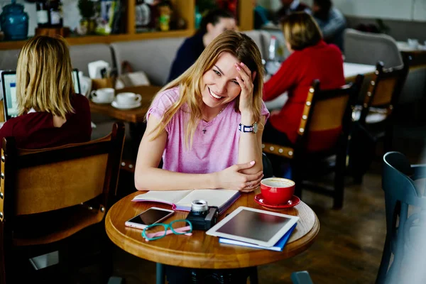 Young Woman Blond Hair Sitting Table Notes Gadgets Cup Coffee — Stock Photo, Image