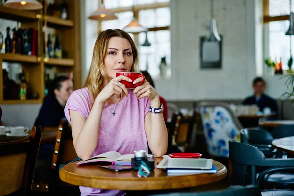 Kvinna Med Blont Hår Dricker Varmt Kaffe Från Kopp Kreativt — Stockfoto