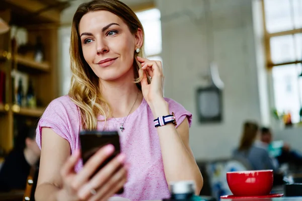 Jonge Vrouw Met Blond Haar Met Behulp Van Telefoon Voor — Stockfoto