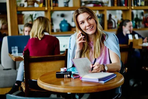 Jovem Sexo Feminino Roupa Casual Sorrindo Falando Telefone Enquanto Senta — Fotografia de Stock