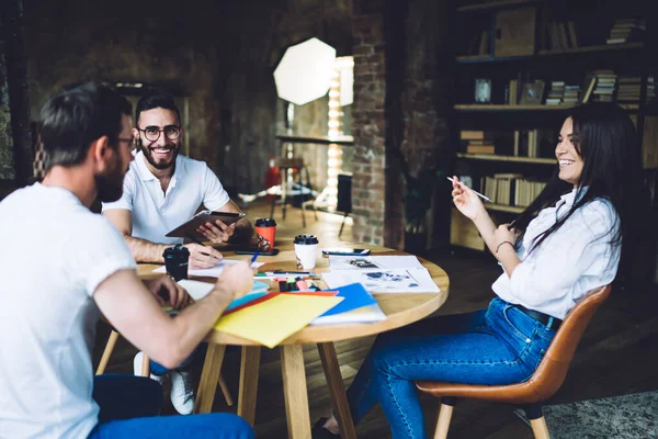 Alegre Multiétnicos Colegas Ropa Casual Sentado Mesa Madera Sonriendo Mientras — Foto de Stock