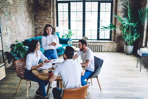 Cima Grupo Colegas Multiétnicos Alegres Roupa Casual Que Senta Mesa — Fotografia de Stock