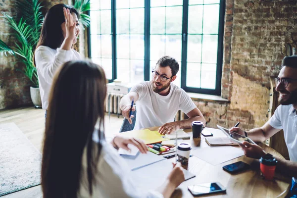 Mujer Asiática Positiva Ropa Casual Pie Oficina Hablando Idea Negocios — Foto de Stock