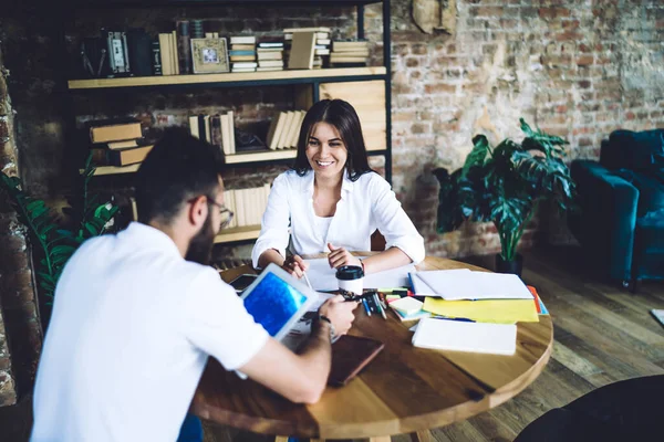 Cima Empresários Masculinos Femininos Discutindo Novo Plano Negócios Juntos Enquanto — Fotografia de Stock