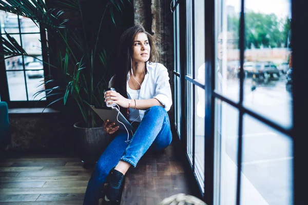 Mujer Joven Camisa Blanca Jeans Escuchando Música Través Auriculares Con — Foto de Stock