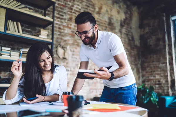 Bajo Ángulo Alegres Compañeros Trabajo Ropa Casual Discutir Nuevas Ideas —  Fotos de Stock