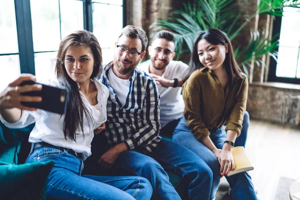 Optimističtí Multiraciální Spolupracovníci Příležitostném Oblečení Úsměvem Selfie Smartphonu Při Odpočinku — Stock fotografie