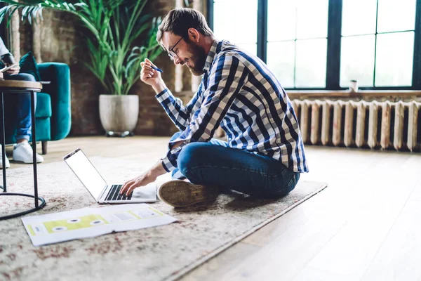 Zijaanzicht Van Volledige Lengte Bebaarde Man Casual Outfit Bril Zitten — Stockfoto