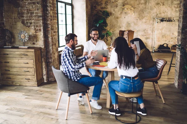 Grupo Hombres Mujeres Moda Traje Casual Sentados Mesa Redonda Discutiendo — Foto de Stock