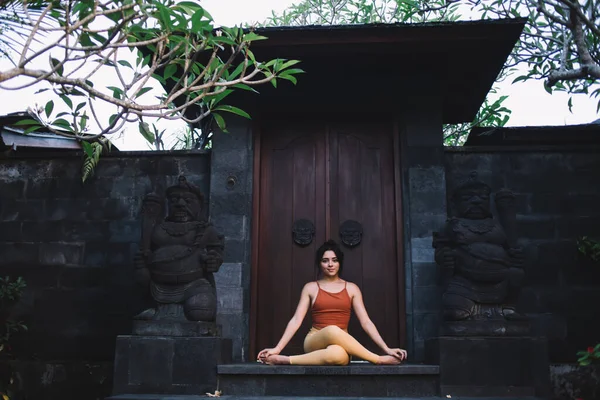 Ruhige Kaukasische Frau Aktiver Kleidung Sitzt Yoga Pose Der Nähe — Stockfoto