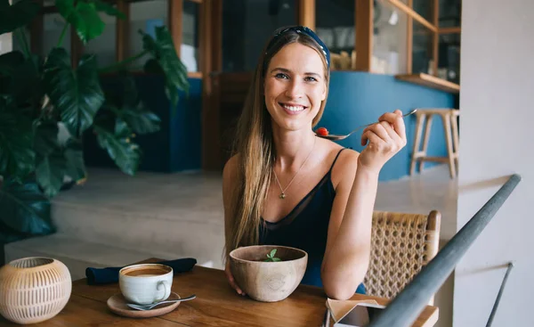 Kafede Oturmuş Salata Yerken Gülümseyen Modern Kafede Kameraya Bakan Neşeli — Stok fotoğraf