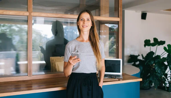 Mulher Positiva Roupas Casuais Com Telefone Celular Mão Olhando Para — Fotografia de Stock