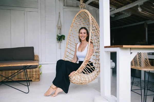 Corpo Inteiro Descalço Jovem Senhora Positiva Roupa Elegante Sorrindo Desfrutando — Fotografia de Stock