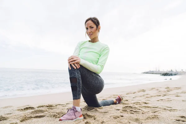 Fra Neden Fuld Længde Midaldrende Kvinde Activewear Laver Smidig Sidder - Stock-foto