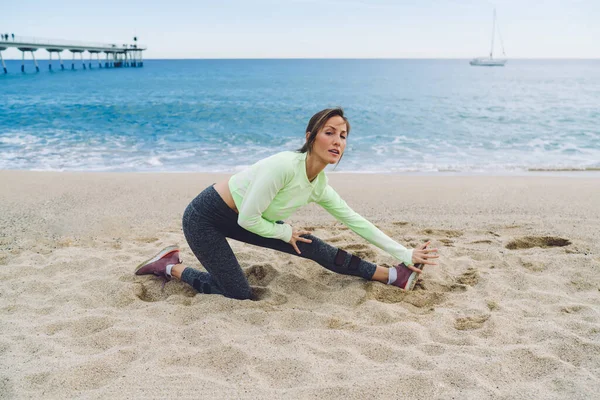 기사보기 성인기 선수의 전체가 해변에서 운동을 운동화와 운동화를 다리를 카메라를 — 스톡 사진