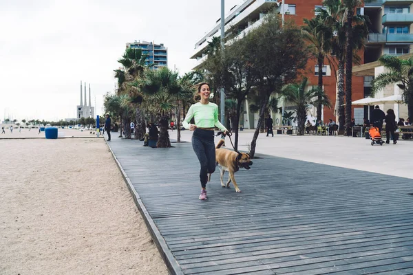 Joyful Jonge Vrouw Sport Outfit Training Aan Kust Tegen Moderne — Stockfoto