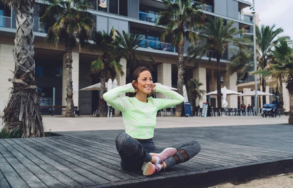 Happy Caucasian Vrouw Trendy Trainingspak Rustend Aan Kust Houten Loopbrug — Stockfoto