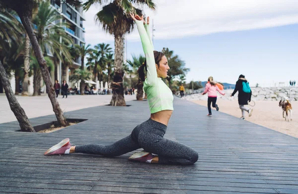 Seitenansicht Von Ganzkörper Schlanke Erwachsene Sportlerin Aktivkleidung Praktiziert Yoga Einem — Stockfoto