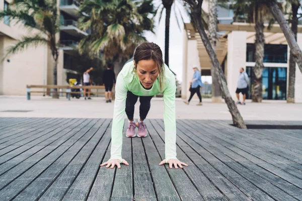 Full Body Slanke Middelbare Leeftijd Vrouwelijke Atleet Doen Vier Ledematen — Stockfoto