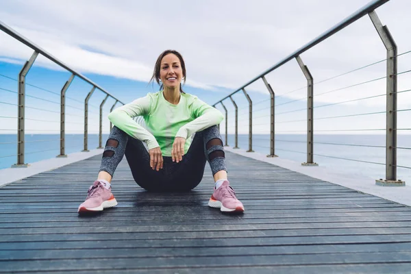 Slim Fit Girl Comfortable Sportive Clothing Resting Boardwalk Pier Enjoying — Stock Photo, Image