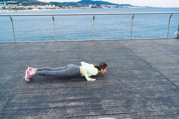 Vista Lateral Una Joven Esbelta Ropa Deportiva Realizando Yoga Asana — Foto de Stock