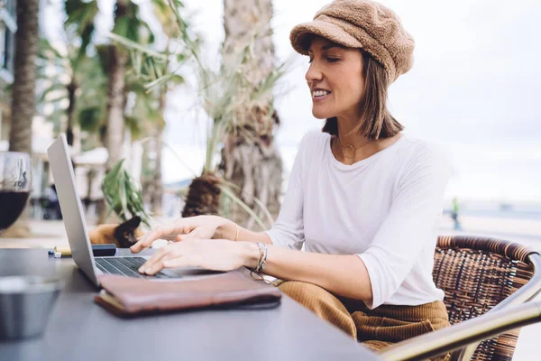 Pozytywne Kaukaskie Kobieta Wpisując Laptopie Komputer Udostępniać Treści Sieciach Społecznościowych — Zdjęcie stockowe