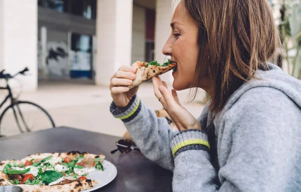 Pozitív Kaukázusi Hipszter Kávézó Teraszán Eszik Finom Pizza Vacsora Élvezi — Stock Fotó