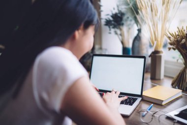 Gündüz ev ödevi üzerinde çalışırken netbook 'ta boş ekran ile yazı yazan tanınamayan kız öğrencinin arka planı