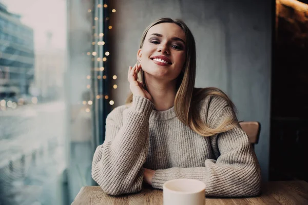 Mujer Joven Feliz Suéter Casual Sentado Mesa Cerca Ventana Con — Foto de Stock