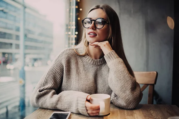 Contemplativo Hipster Menina Pensativo Olhando Para Janela Cafeteria Durante Tempo — Fotografia de Stock