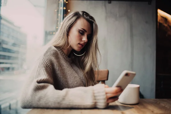 Millennial Femminile Caucasico Utilizzando Moderno Gadget Smartphone Controllare Popolarità Del — Foto Stock