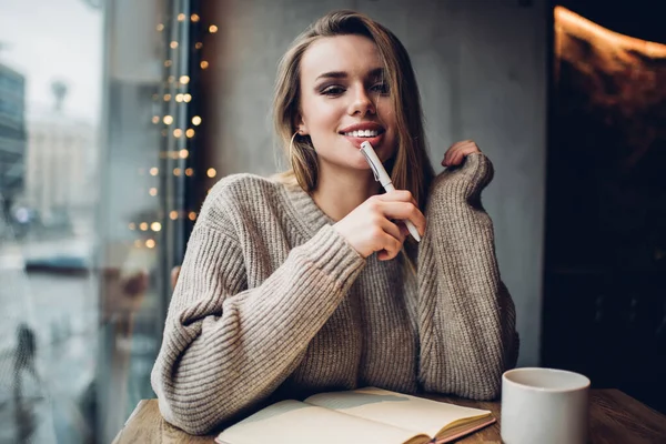 Retrato Mujer Caucásica Feliz Con Carillas Perfectas Sonrisa Mirando Cámara — Foto de Stock