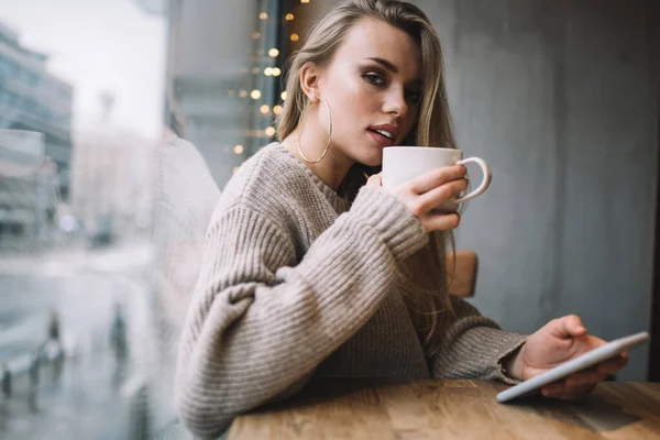 Portrait Attractive Hipster Girl Tea Cup Warming Smartphone Gadget Blogging — Stock Photo, Image