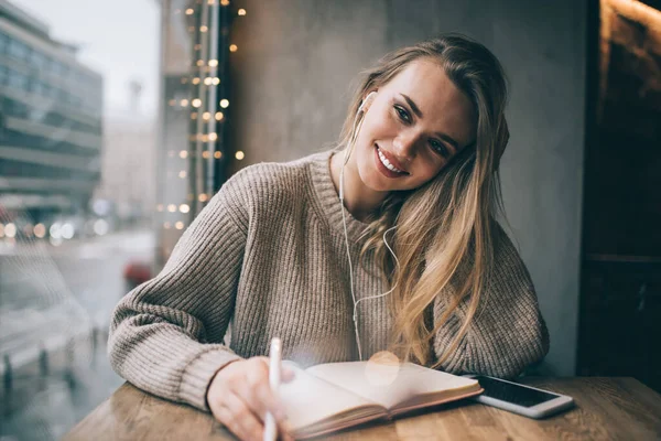Cheerful Hipster Girl Perfect Smile Face Thinking Publication Idea Sitting — Stock Photo, Image