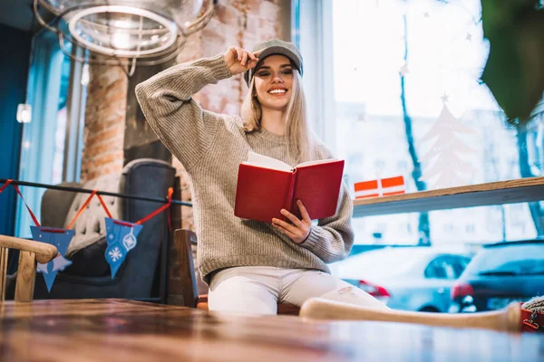 Portret Van Vrolijke Vrouwelijke Lezer Met Literatuurboek Hand Glimlachend Naar — Stockfoto