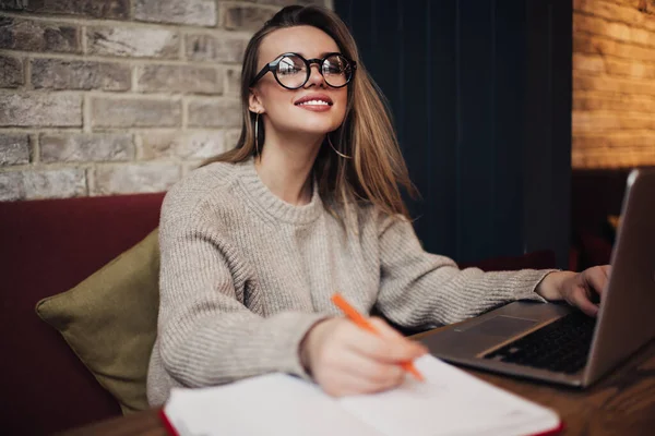 Retrato Estudiante Mujer Calificada Gafas Con Estilo Mirando Cámara Durante —  Fotos de Stock