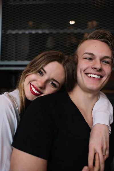 Olumlu Genç Bir Çift Birbirlerine Sarılıyor Gülümsüyor Modern Bir Binada — Stok fotoğraf