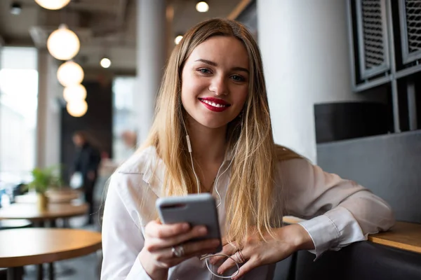 Cheerful Young Blond Lady Blouse Messaging Mobile Phone While Relaxing — Stock Photo, Image