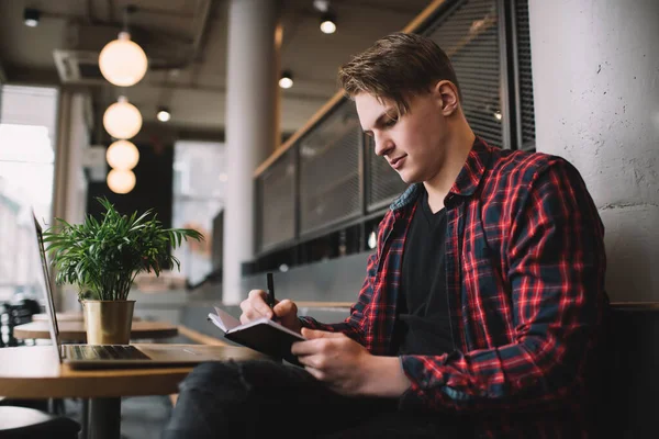 Nedenfra Fokuserte Unge Menn Tilfeldige Klær Tar Notater Notatbok Mens – stockfoto