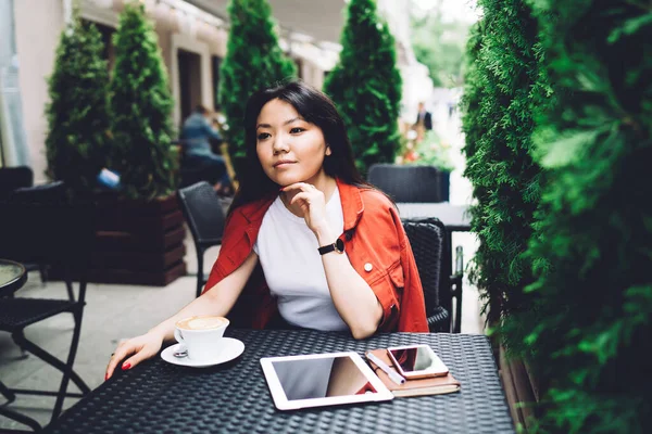 Positiv Ung Asiatisk Dam Röd Jacka Med Kopp Färsk Aromatisk — Stockfoto