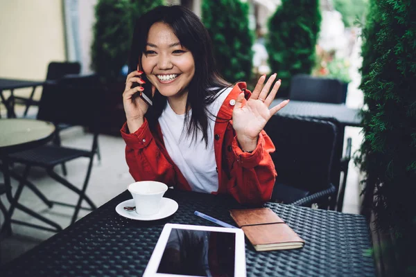 Glada Unga Asiatiska Kvinna Casual Wear Tittar Bort Och Vinka — Stockfoto