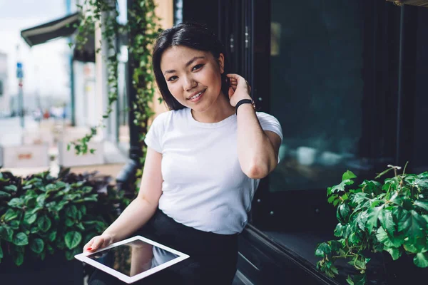 Confiado Joven Asiática Dama Camiseta Blanca Tocando Pelo Mirando Cámara — Foto de Stock