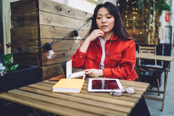 Fokuserad Asiatisk Kvinna Frilansare Casual Wear Sitter Vid Träbord Uteservering — Stockfoto