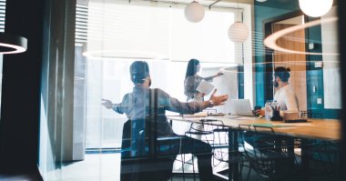 Kadın meslektaşım ofisteki afiş tahtasına notlar alırken, erkek yöneticilerin masa başında oturup yeni ürünler geliştirmesi sayesinde.